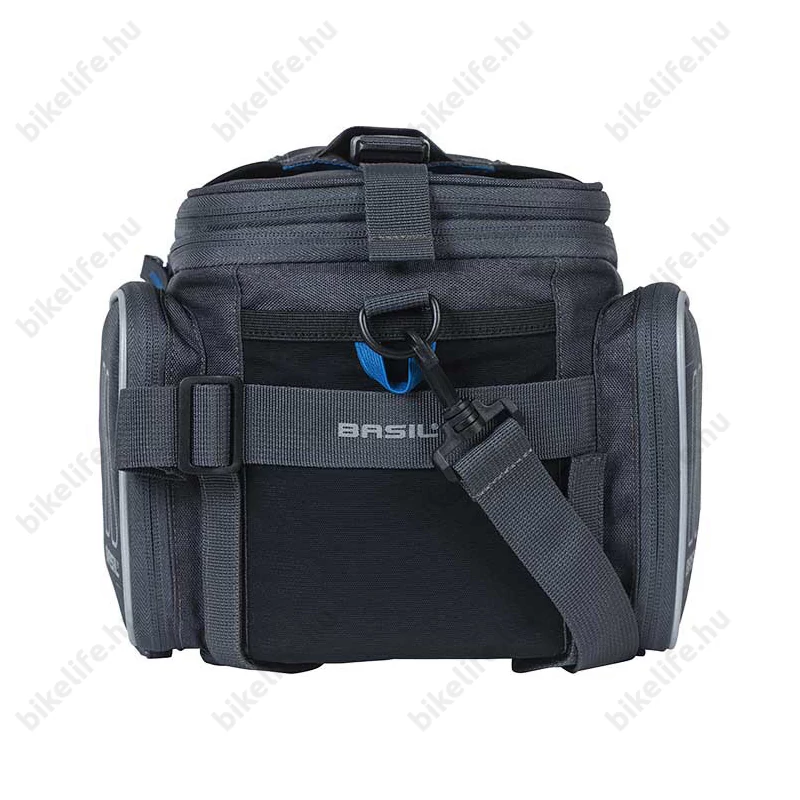 vállpántokkal felszerelve