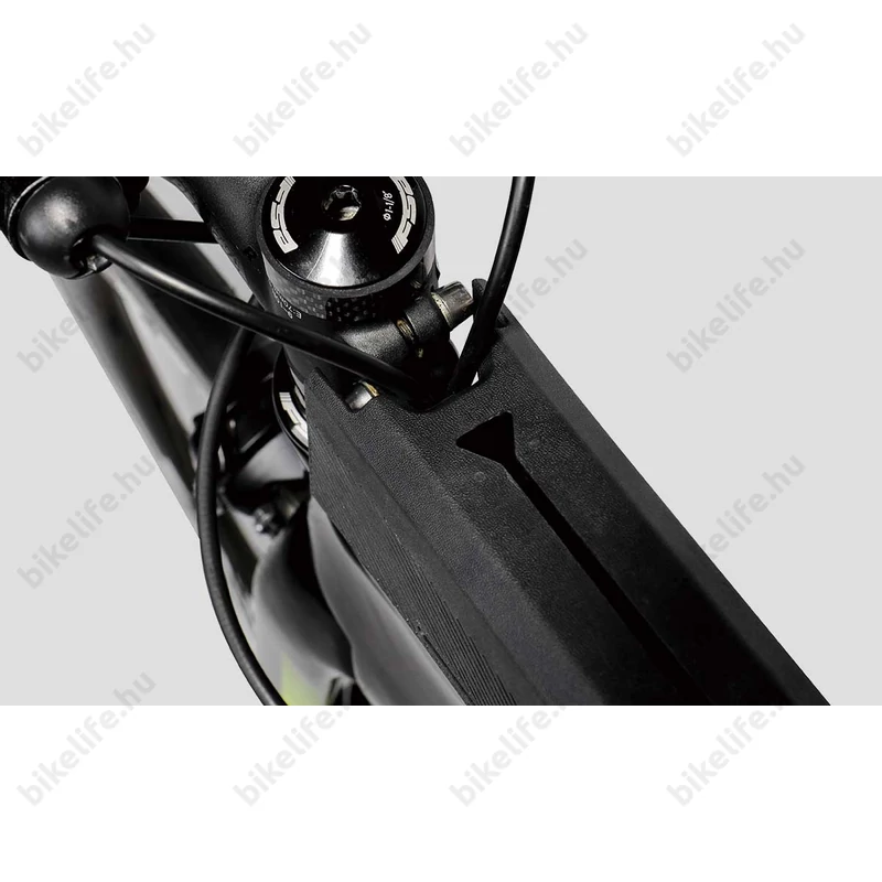 Egyedi kialakításának köszönhetően könnyen elvezethetők a bowdenek.