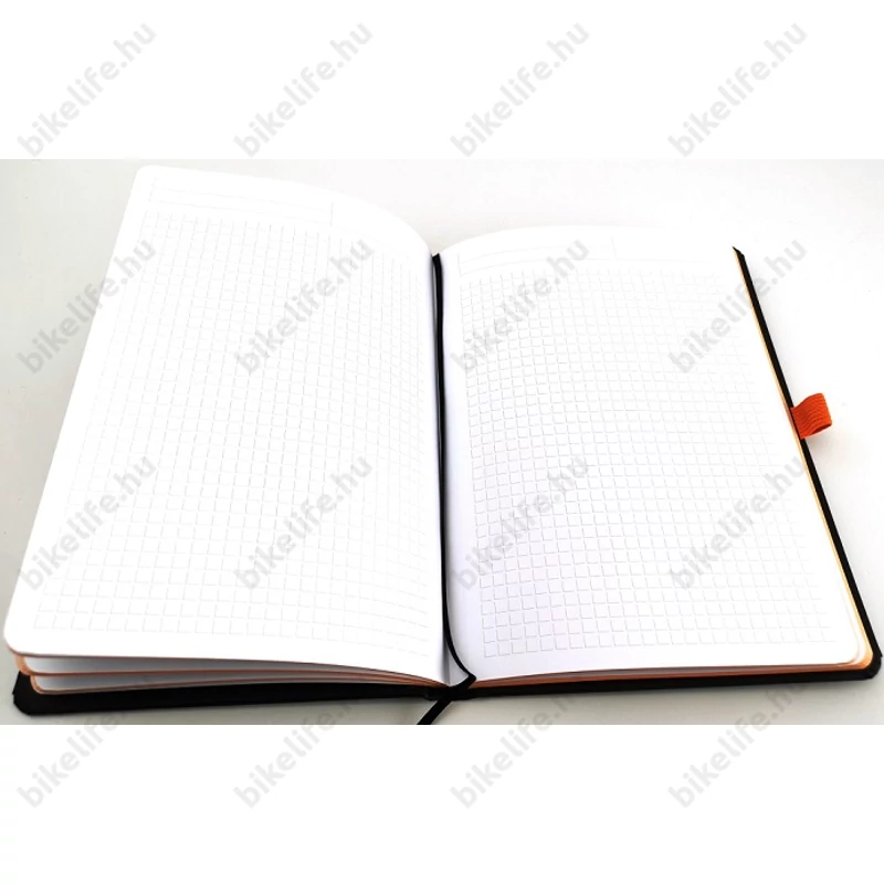 Kockás belseje könyvjelzővel.