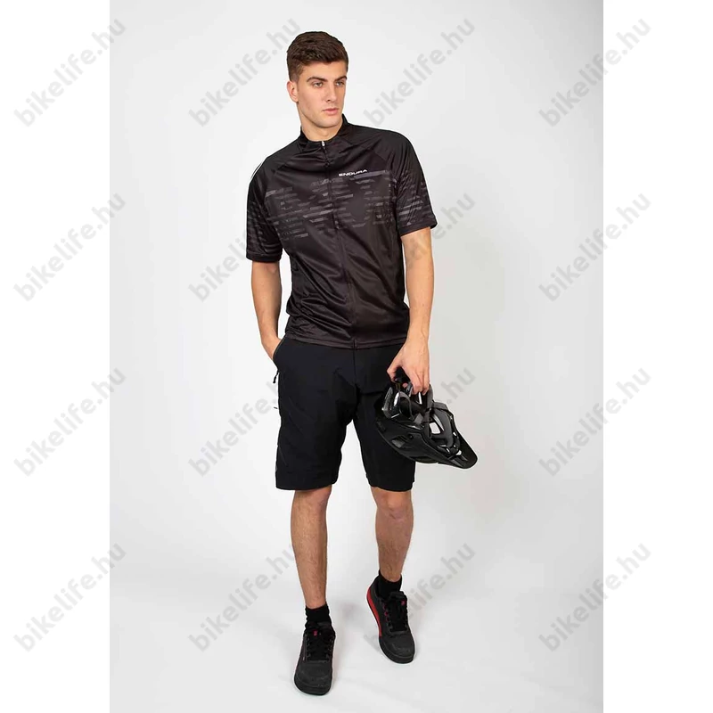 A mez fekete verziója viselve