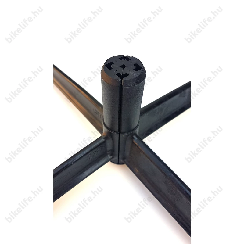 A 4 negyedből álló hengerre húzzuk rá az acél állványcsövet