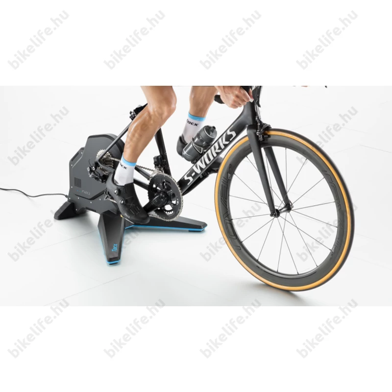 Tacx Flux 2 Smart T2980 DirektDrive interaktív tréner 2000W, 16 fokos emelkedőt szimulál