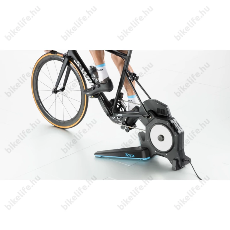 Tacx Flux 2 Smart T2980 DirektDrive interaktív tréner 2000W, 16 fokos emelkedőt szimulál