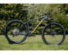 Kellys Gate 30 Dark 29"-os MTB kerékpár 1x12 fokozatú Deore váltó, levegős Rock Shox 100mm villa, M